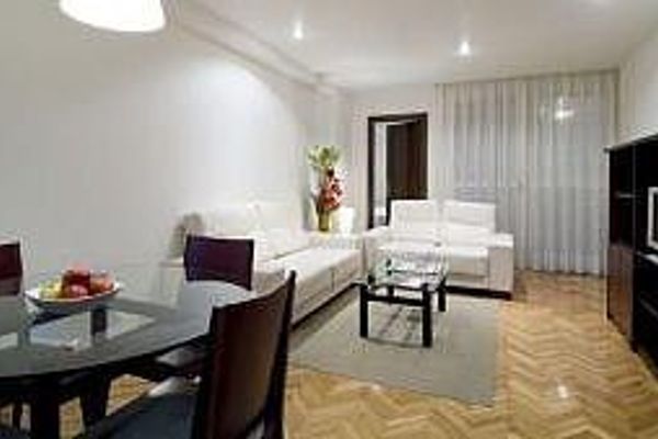 Mendebaldea Suites Apartamentos (Pamplona)